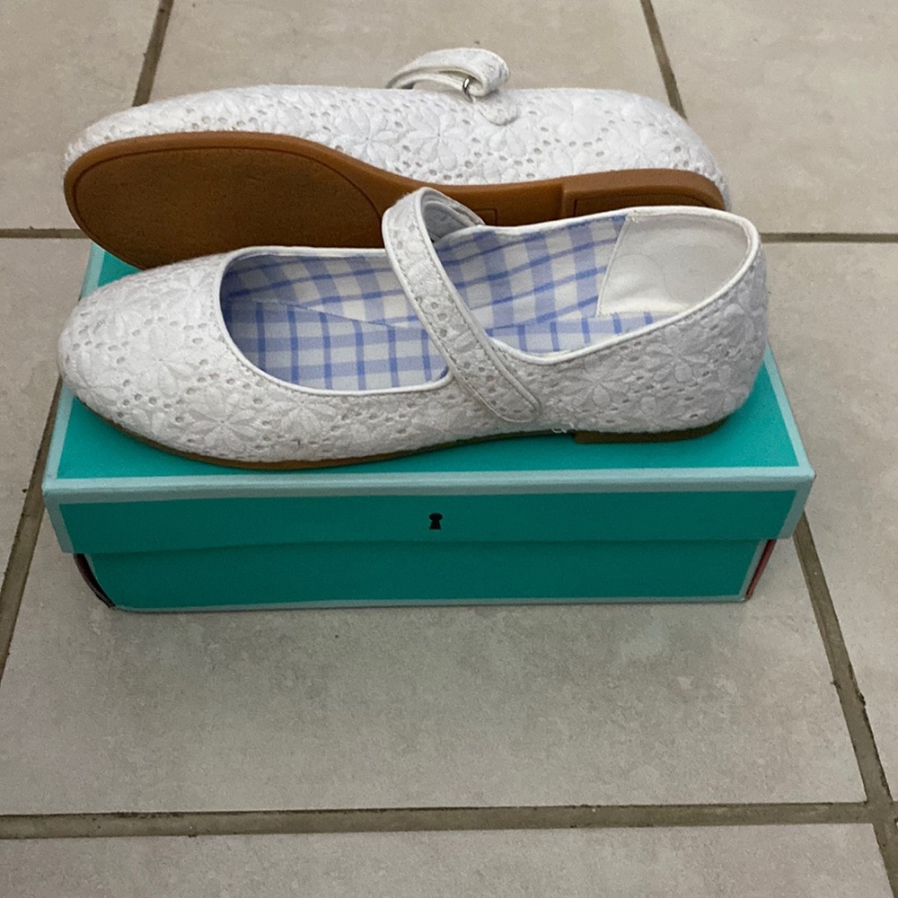 Size: 4 in girl , color: white, light blue in the inside